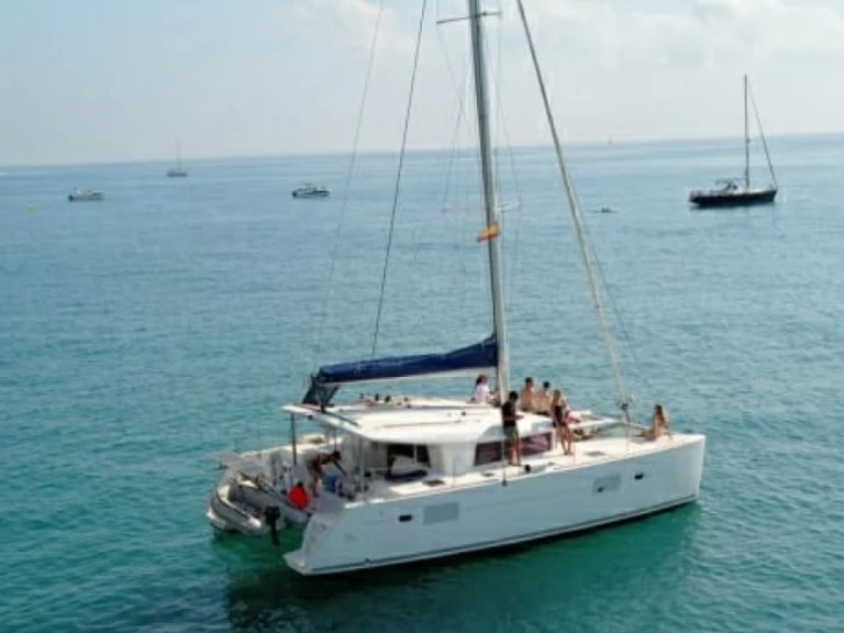 Charter a Lagoon Lagoon 400 in Ciutadella de Menorca on Samboat