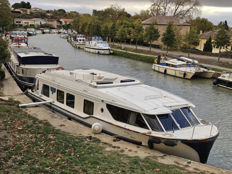 Charter a Le Boat Vision 3 in Capestang on Samboat