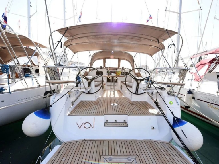 Sailboat to hire Sutomišćica at the best price