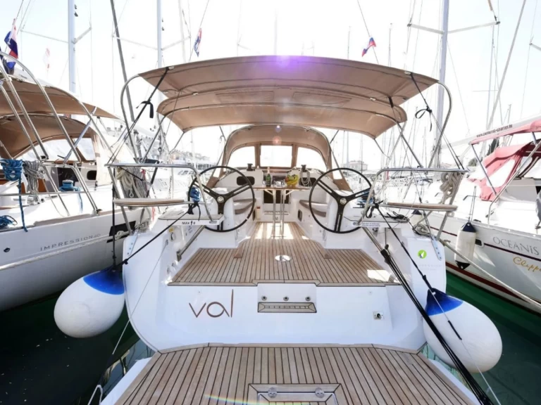 Sailboat to hire Sutomišćica at the best price