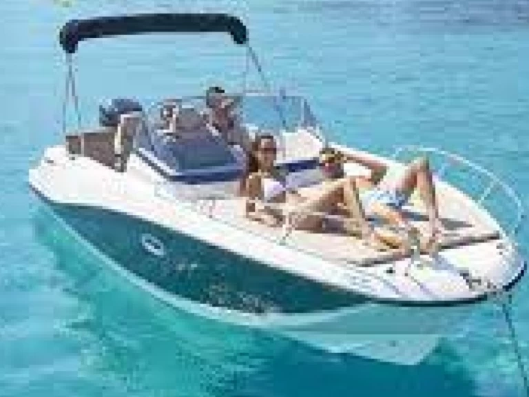 Charter a Quicksilver Activ 675 Open Sport in Port Grimaud on Samboat