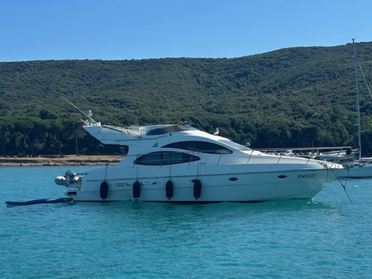 Yacht charter San Vincenzo - Azimut Azimut 42 Fly on SamBoat