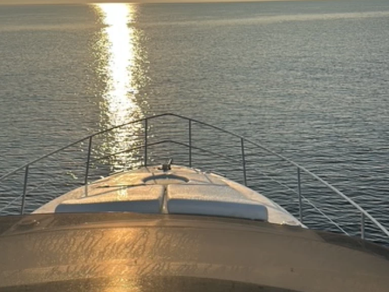 Charter a Azimut Azimut 42 Fly in San Vincenzo on Samboat