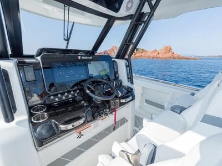 Charter a Wellcraft 38 T TOP in Marigot on Samboat