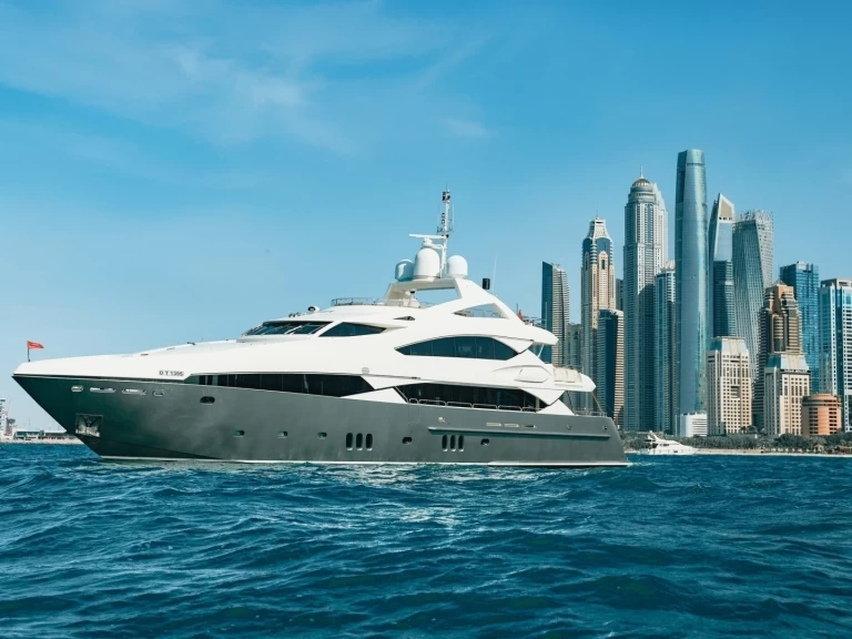 Hire a Azimut Freedom Dubaï harbour