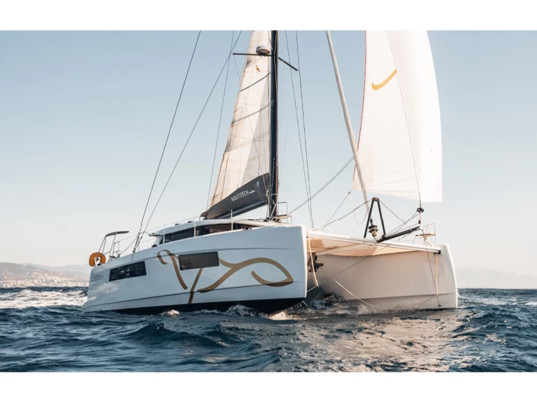Catamaran to hire Lávrio at the best price