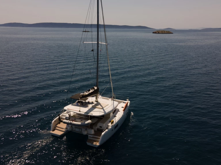 Hire Catamaran Lagoon with a boat licence