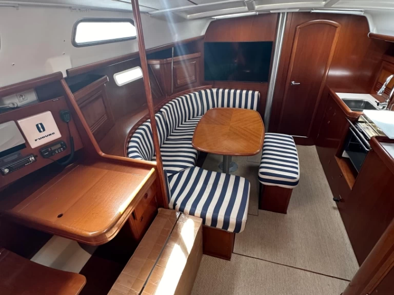 Sailboat to hire La Marina de Valencia at the best price