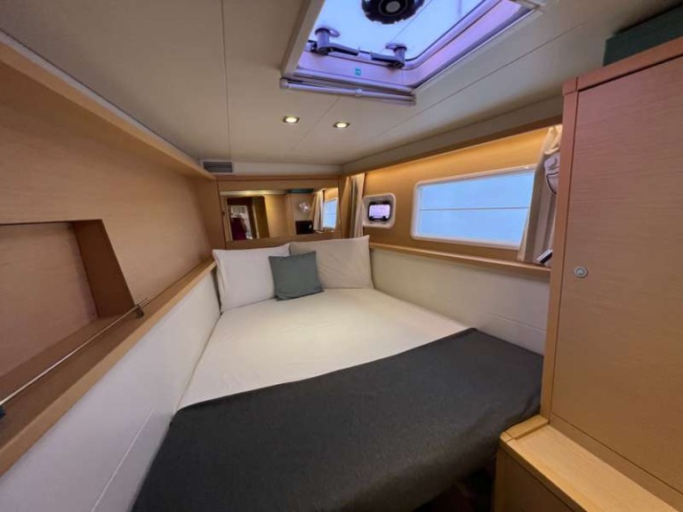 Charter a Lagoon Lagoon 450 F in Naples on Samboat