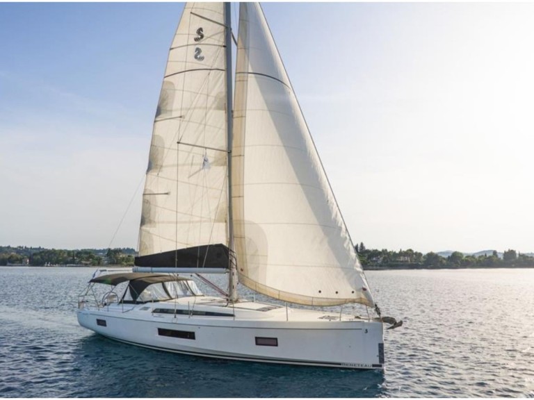 Sailboat to hire Alimos at the best price