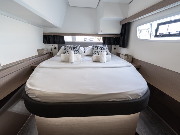 Hire a Fountaine Pajot Isla 40 Lávrio