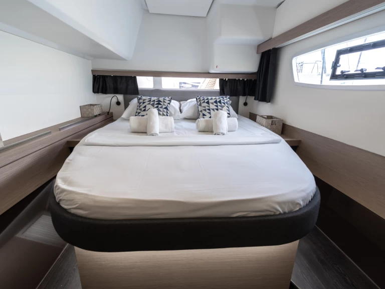 Hire a Fountaine Pajot Isla 40 Lávrio