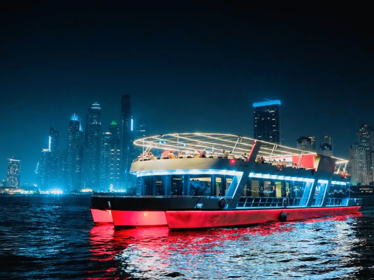 Luxury Yacht hire in Dubaï harbour - Sunseeker X15