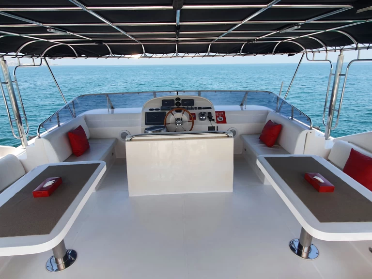 Yacht hire Dubaï harbour cheap Aura