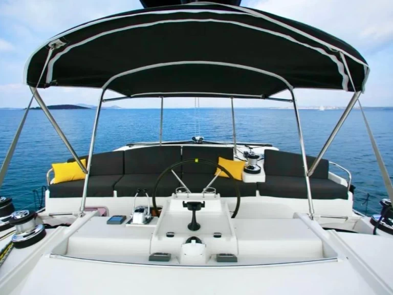 Hire Catamaran Lagoon with a boat licence