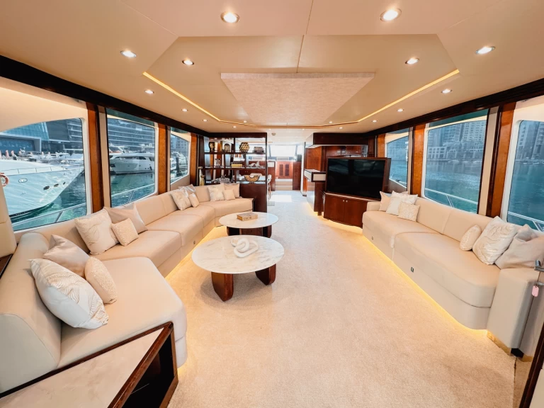 Charter a Sunseeker Solana in Dubaï harbour on Samboat