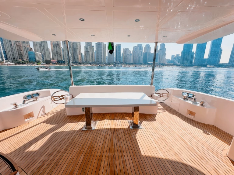 Hire Luxury Yacht with or without skipper Sunseeker Dubaï harbour