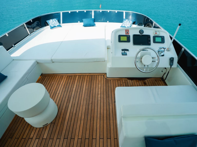 Luxury Yacht hire in Dubaï harbour - Sunseeker Polans