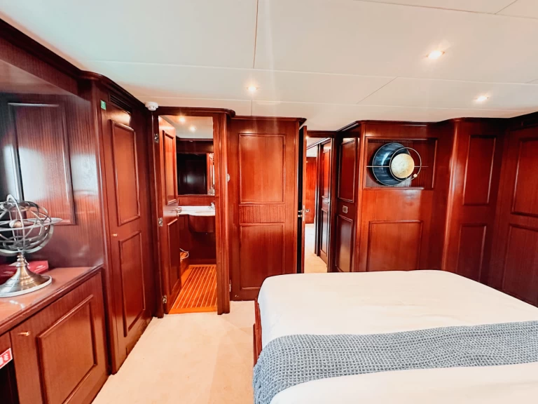 Yacht hire Dubaï harbour cheap Freedom