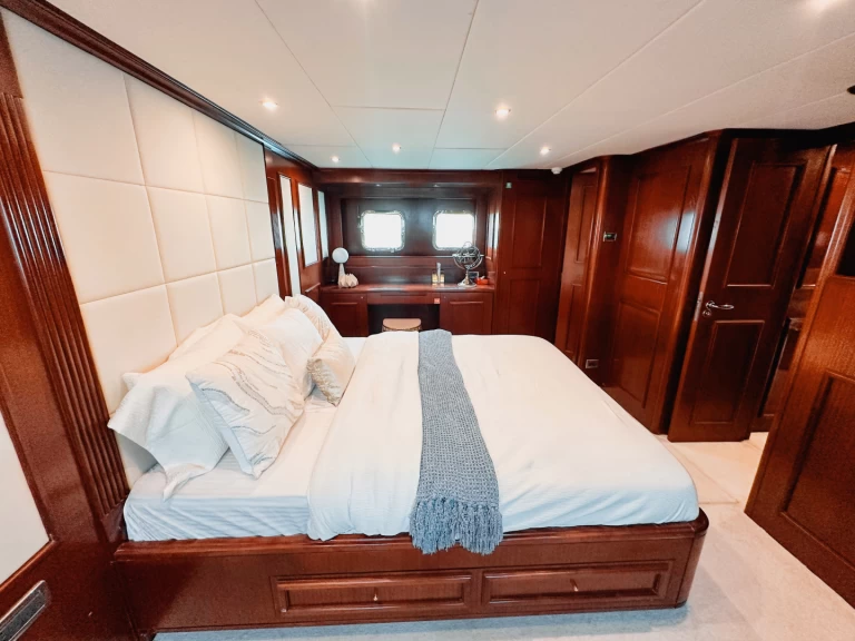 Luxury Yacht hire in Dubaï harbour - Azimut Freedom