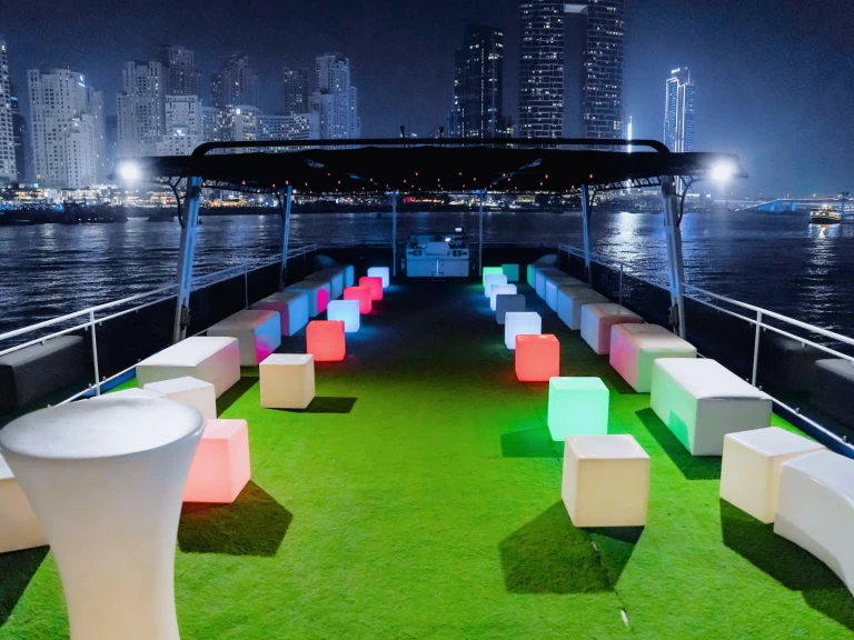 Hire Luxury Yacht Sunseeker with a boat licence