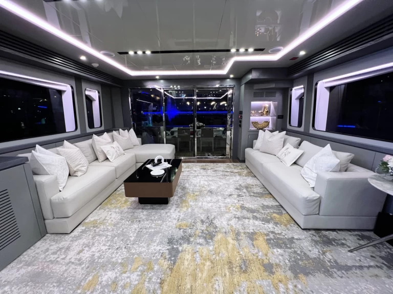 Hire Luxury Yacht Azimut with a boat licence