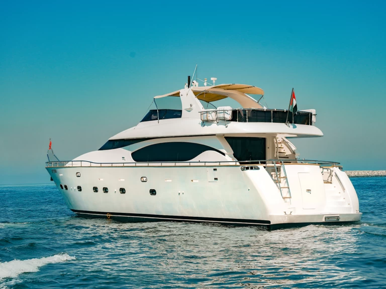 Luxury Yacht hire in Dubaï harbour - Sunseeker X8