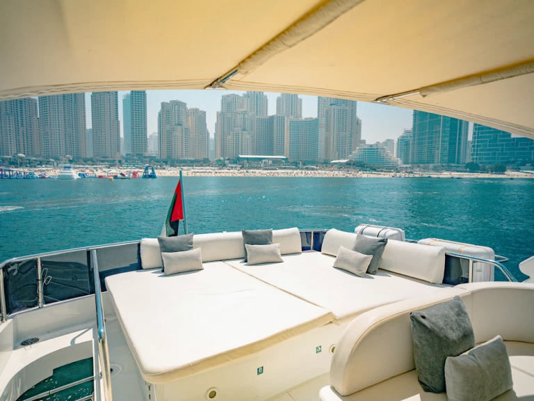 Charter a Sunseeker X8 in Dubaï harbour on Samboat
