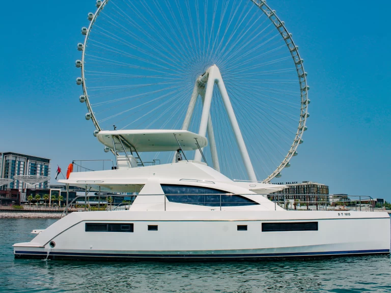Charter a Azimut X6 in Dubaï harbour on Samboat