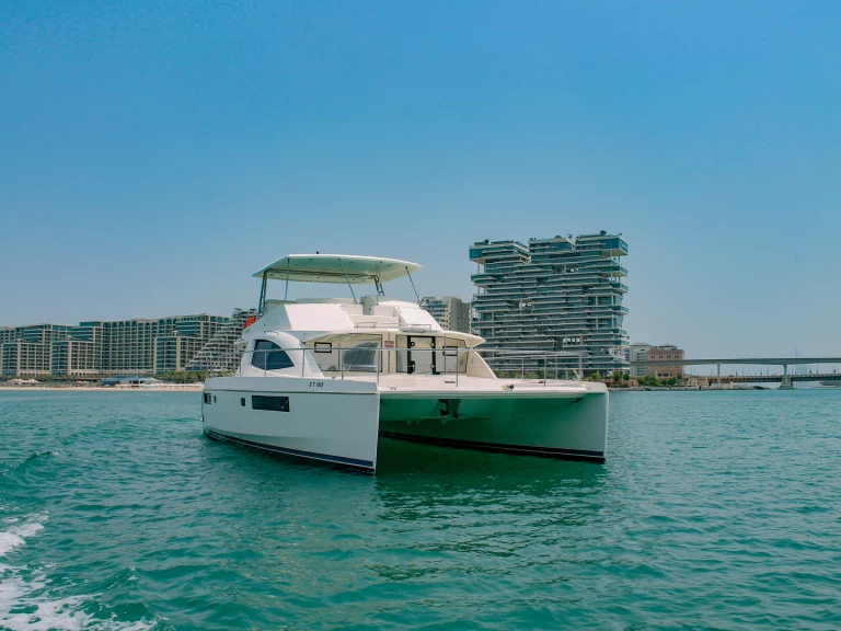 Hire Luxury Yacht with or without skipper Azimut Dubaï harbour