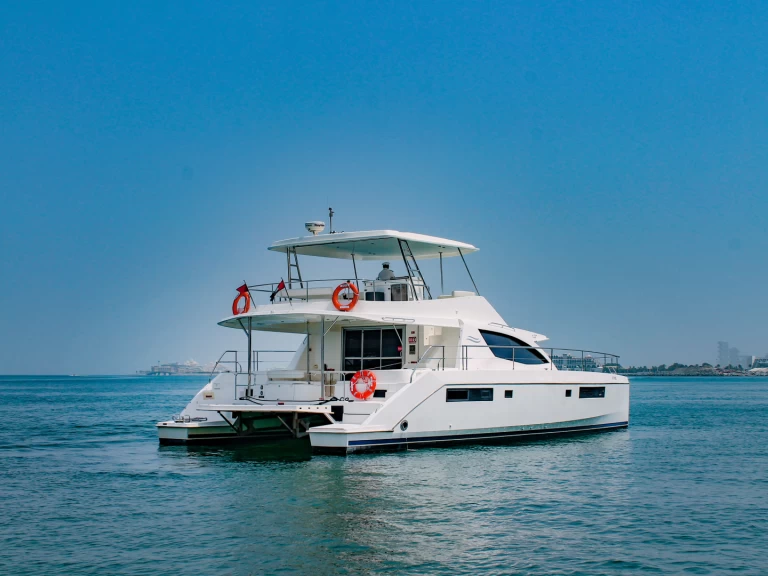 Hire Luxury Yacht Azimut with a boat licence