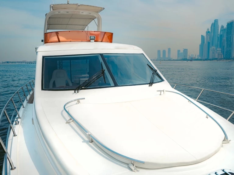 Hire Luxury Yacht with or without skipper Azimut Dubaï harbour
