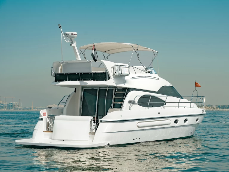 Charter a Sunseeker X8 in Dubaï harbour on Samboat