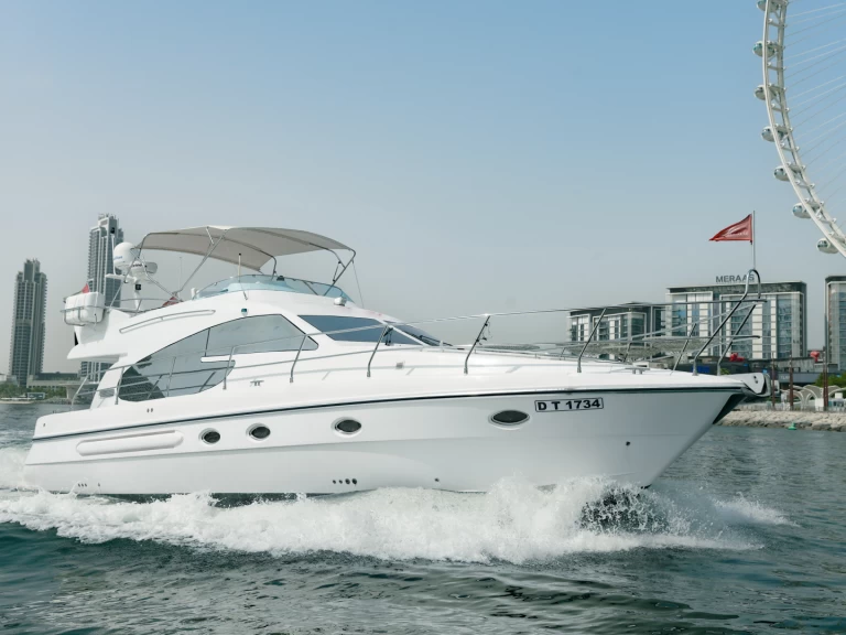 Charter a Azimut X9 in Dubaï harbour on Samboat