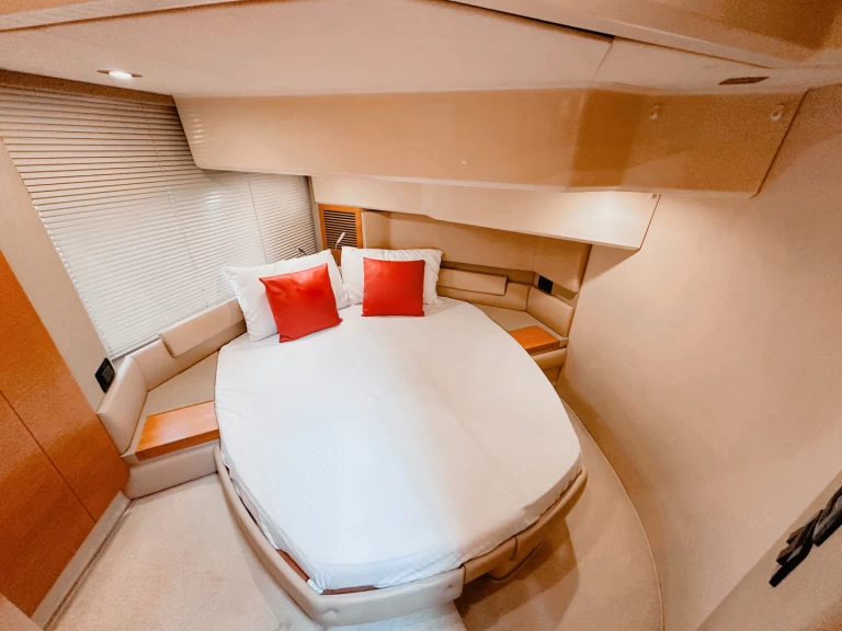 Charter a Gulf Craft - Majesty Yachts X33 in Dubaï harbour on Samboat