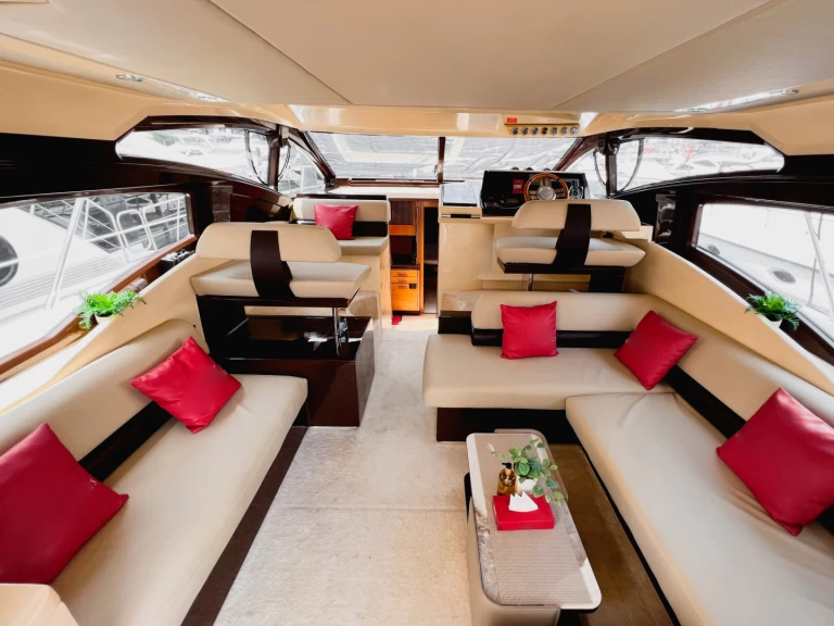 Yacht hire Dubaï harbour cheap X7