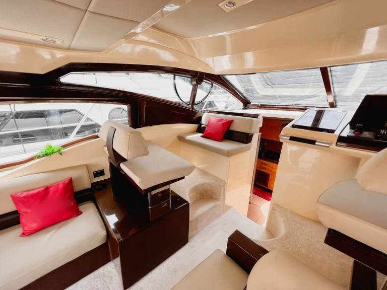 Hire a Gulf Craft - Majesty Yachts X7 Dubaï harbour