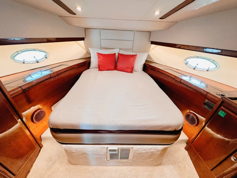 Hire a Gulf Craft - Majesty Yachts X4 Dubaï harbour