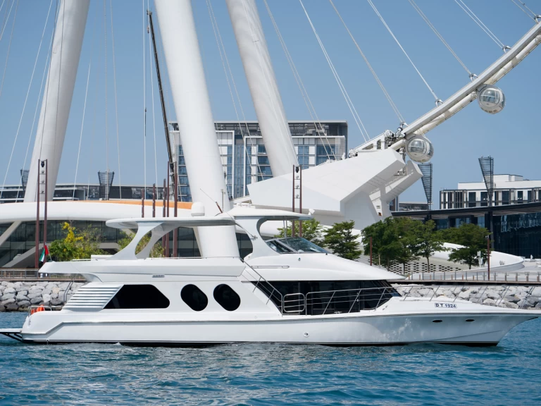 Hire Luxury Yacht with or without skipper Azimut Dubaï harbour