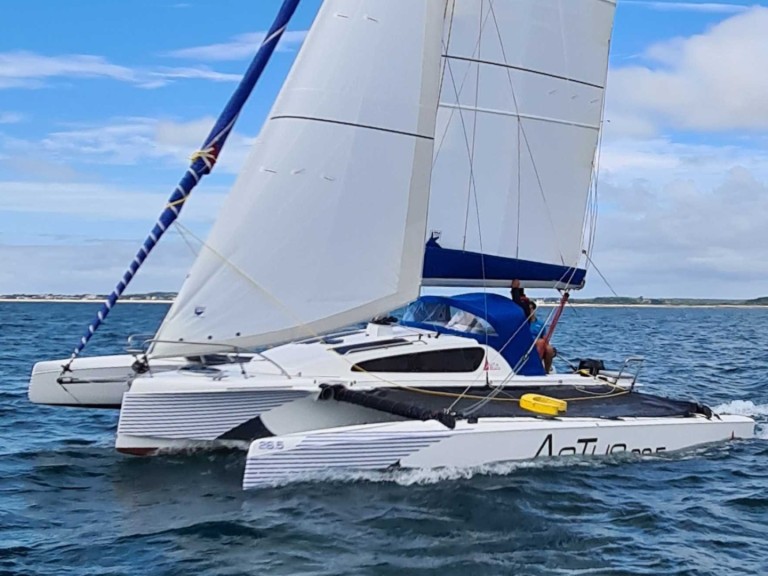 Hire a ASTUS BOATS ASTUS 26.5 La Trinité-sur-Mer