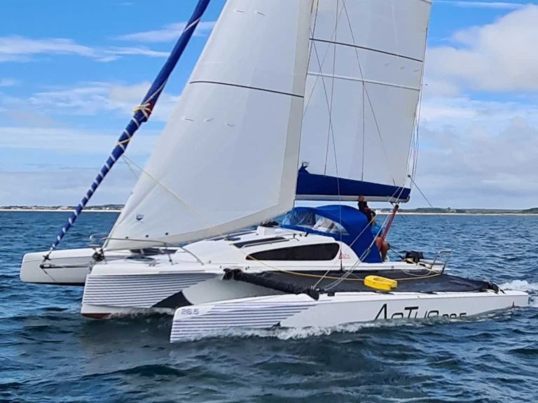 Hire a ASTUS BOATS ASTUS 26.5 La Trinité-sur-Mer