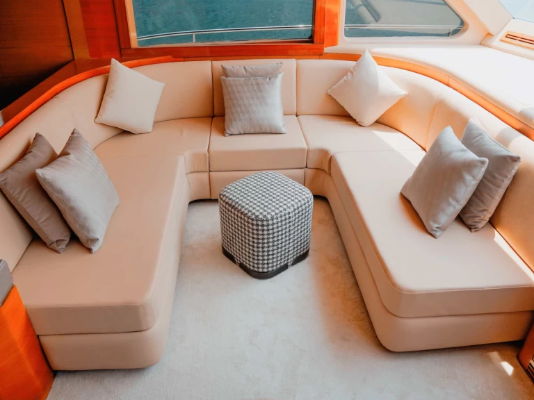 Hire a Sunseeker Silo Dubaï harbour