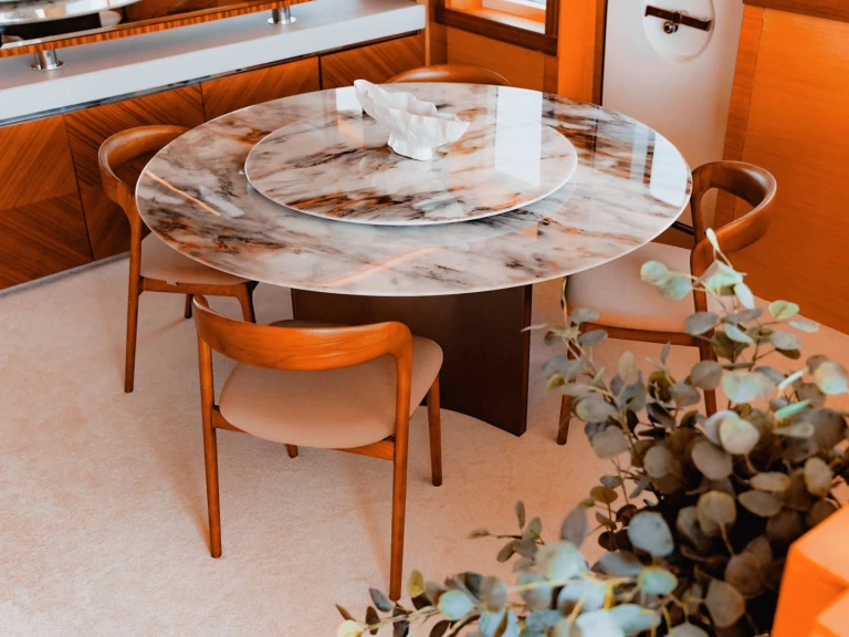 Luxury Yacht hire in Dubaï harbour - Sunseeker Silo