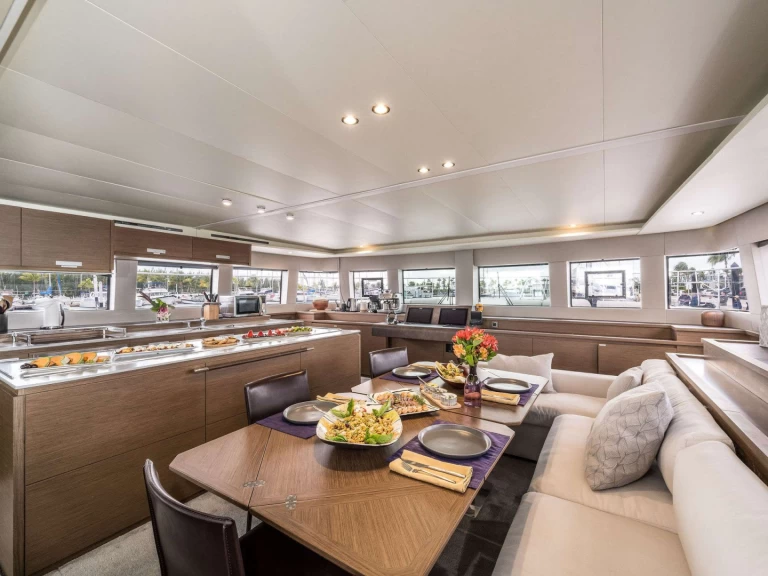 Hire Catamaran Lagoon with a boat licence