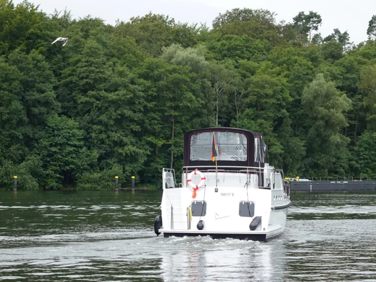 Hire Canal boat Gruno with a boat licence