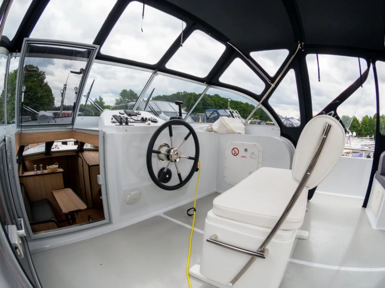 Charter a Gruno Gruno Classic 41 in Waren (Müritz) on Samboat