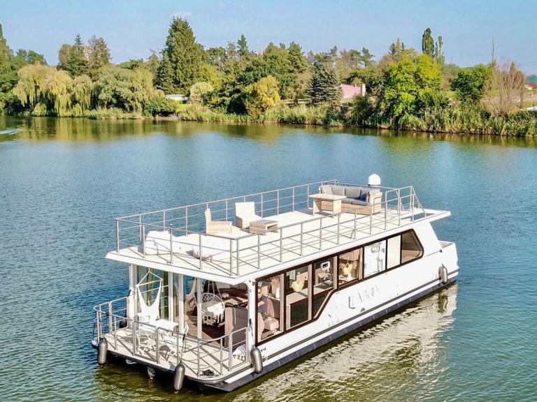 Charter a Luxboot Luxboot in Buchholz on Samboat