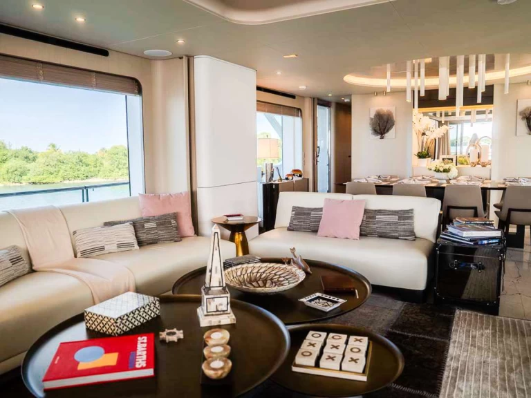 Charter a Azimut ALEGRIA in Bahamas on Samboat