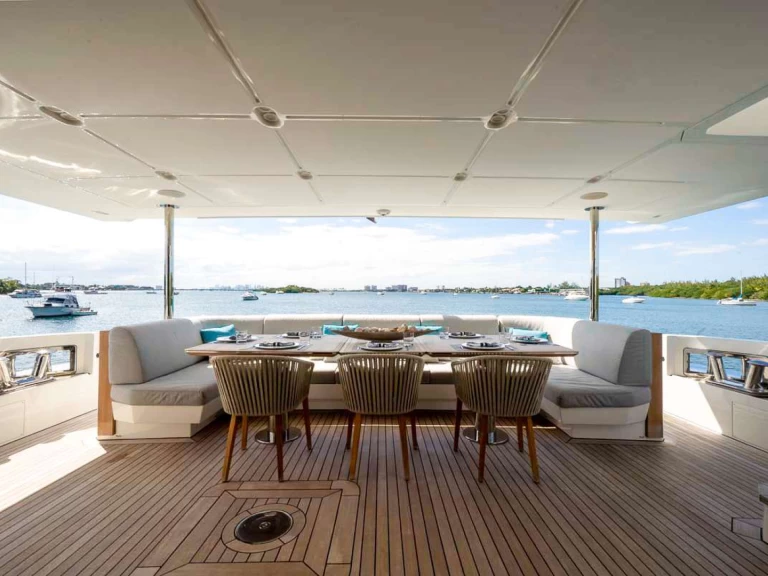 Yacht hire Bahamas cheap ALEGRIA