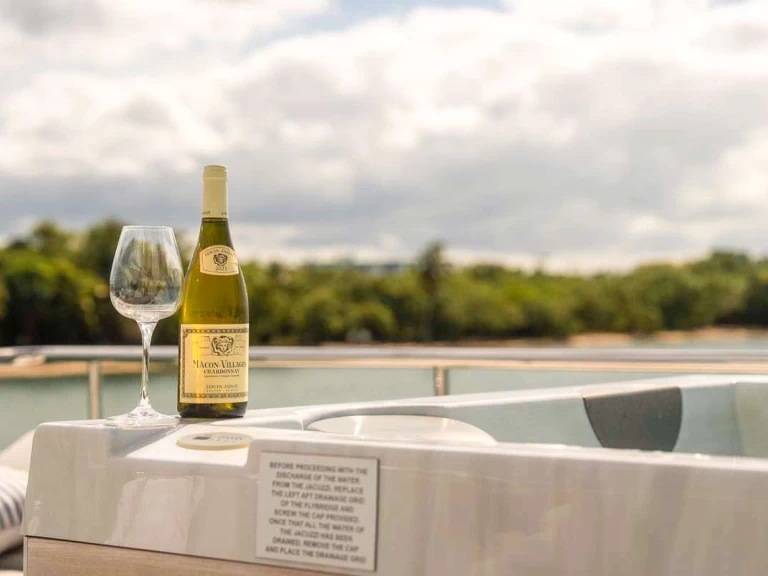 Charter a Azimut ALEGRIA in Bahamas on Samboat